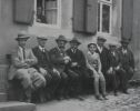 B. Stern: Männer vor der Synagoge in Niederstetten